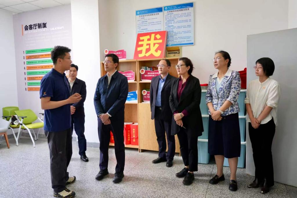 中国红十字会副会长梁宇一行来校 调研指导红十字青少年工作
