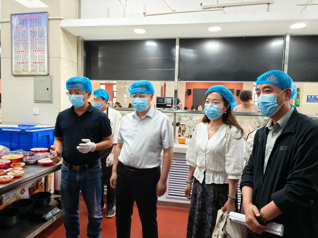 魏晋华深入食堂督导食品安全与智慧餐饮提质工作