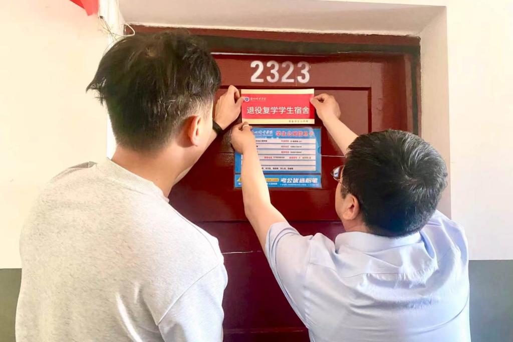 魏晋华深入培黎石油工程学院参加党员宿舍挂牌暨学生社团座谈活动