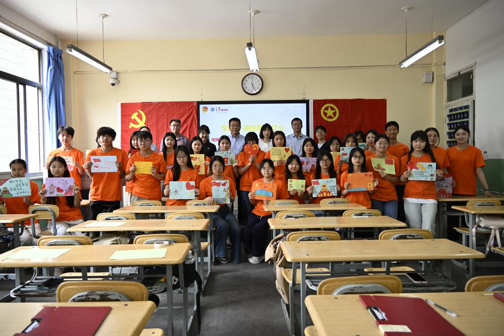 翟云一行参加传媒学院开展主题团日活动